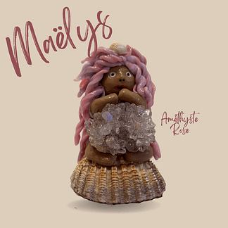 Maëlys, p'tite chamane - Découvrez son univers féérique - figurine en pâte polymère pierre améthyste rose